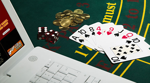ordinateur cartes jetons dés